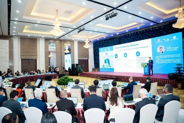 Ông Jonathan Baker, Trưởng đại diện UNESCO tại Việt Nam, trình bày báo cáo chính về Báo cáo RAM